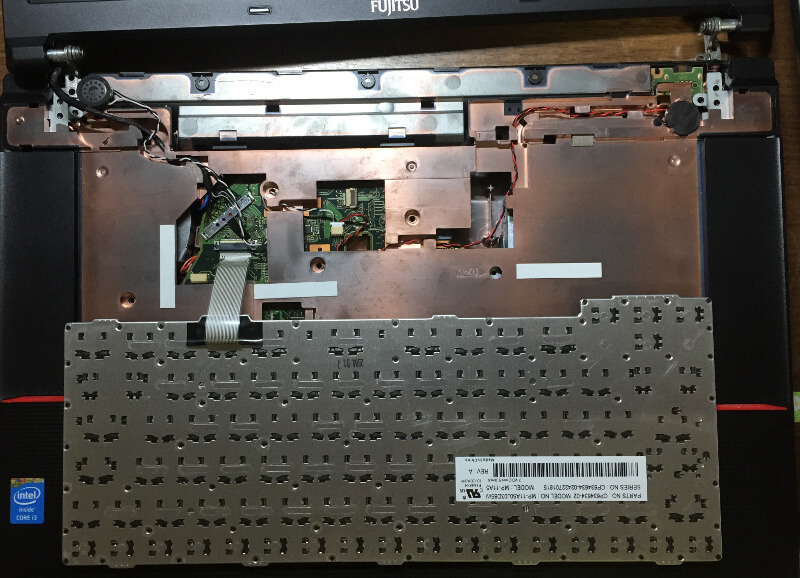Fujitsu LIFEBOOK「A574/H」のキーボードを載せる