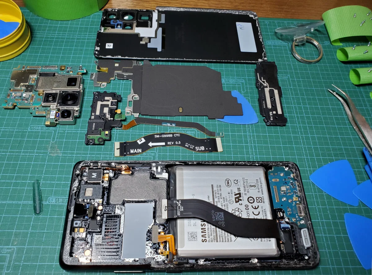 androidスマホのGalaxy S21 Ultraの液晶画面交換〜マザーボードまで分解したところ