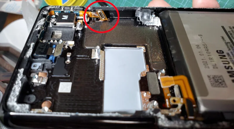 androidスマホのGalaxy S21 Ultraの液晶画面交換〜指紋センサーのケーブルを外しながらパネルを開ける