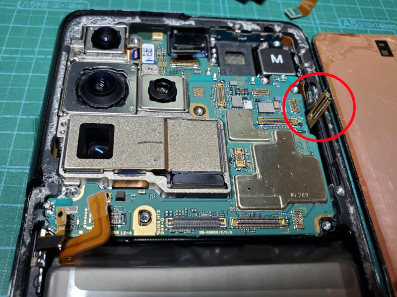 androidスマホのGalaxy S21 Ultraの液晶画面交換〜指紋センサーのフレックスケーブルを通す