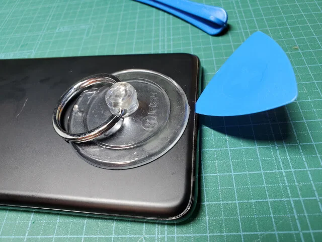 androidスマホのGalaxy S21 Ultraの液晶画面交換〜三角ピックを差し込む