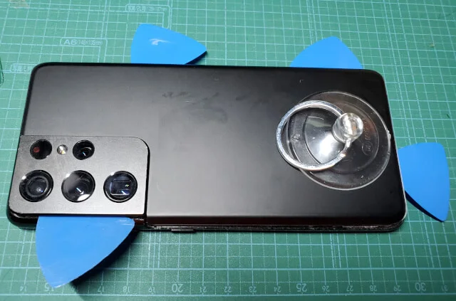 androidスマホのGalaxy S21 Ultraの液晶画面交換〜三角ピックですき間を広げる