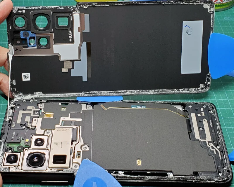 androidスマホのGalaxy S21 Ultraの液晶画面交換〜裏側のパネルを空けたところ