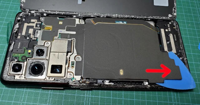 androidスマホのGalaxy S21 Ultraの液晶画面交換〜三角ピックでカバーを開ける