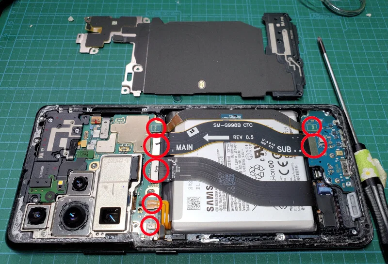androidスマホのGalaxy S21 Ultraの液晶画面交換〜ケーブルの接続を外す