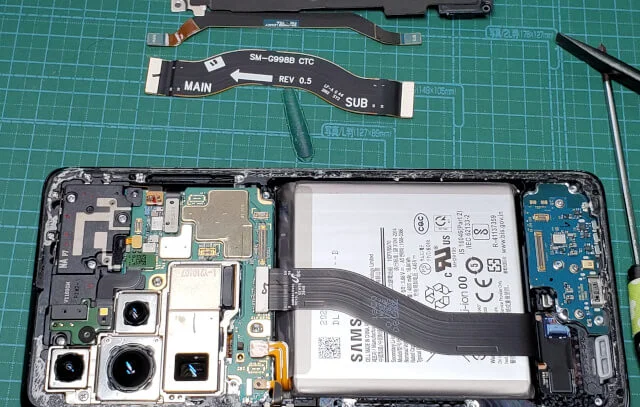 androidスマホのGalaxy S21 Ultraの液晶画面交換〜フレックスケーブルを2本外す