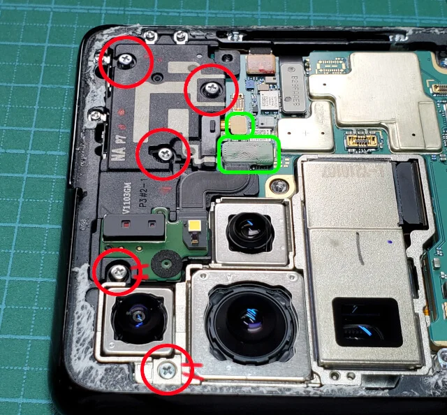 androidスマホのGalaxy S21 Ultraの液晶画面交換〜ケーブルの接続ネジを外す