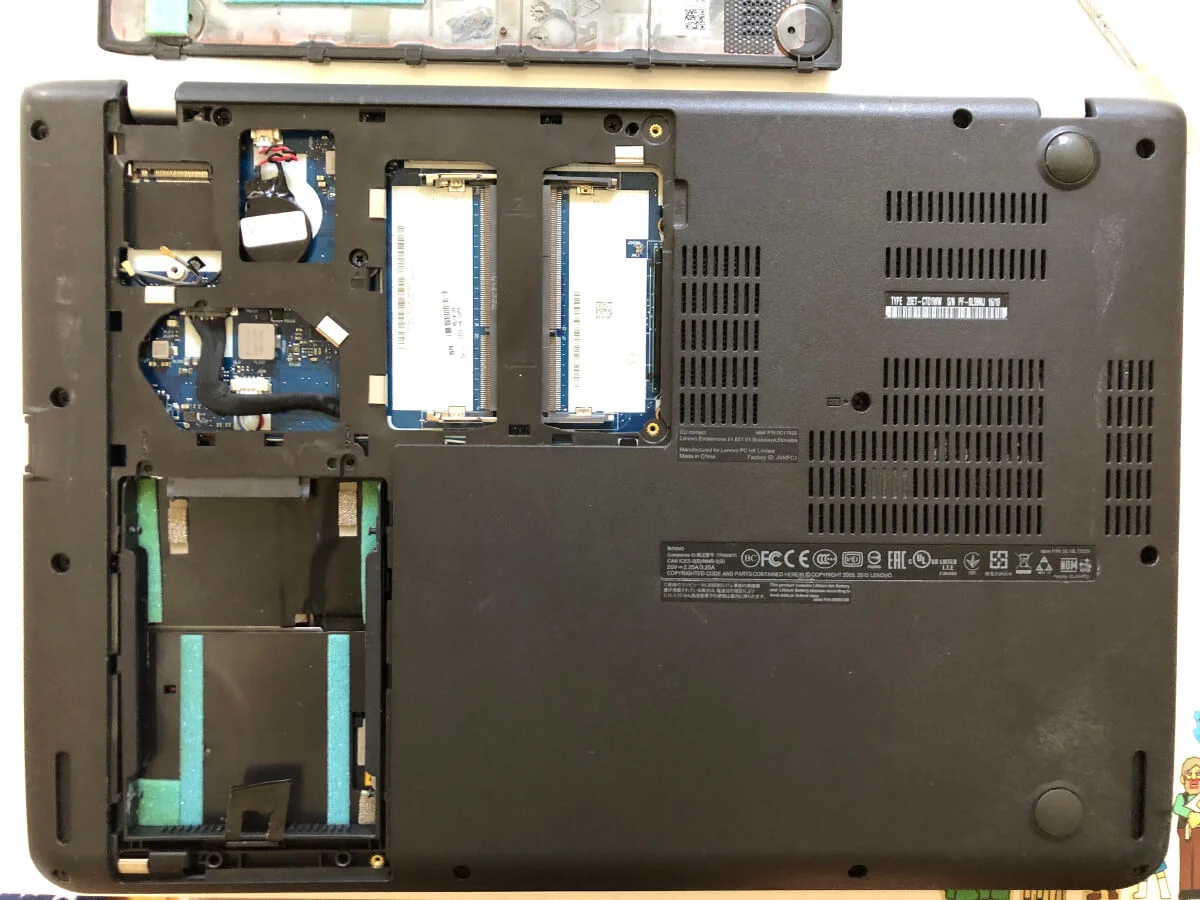 lenovoのノートパソコンThinkPadのEdge E460の裏ブタを開けたところ