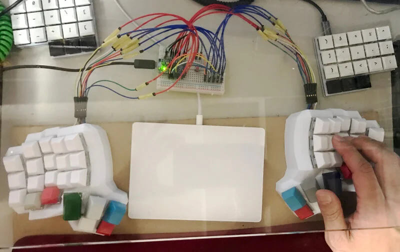 3Dプリンターで出力したキーボードケースを使った自作キーボード（空中配線）