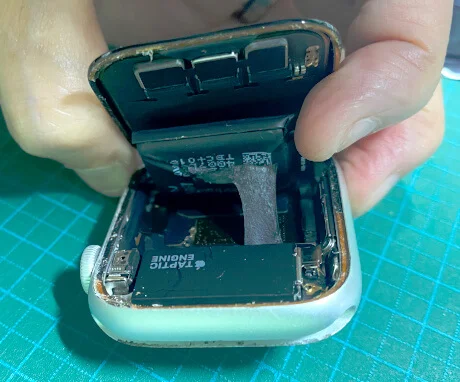 バッテリー下部の粘着部分