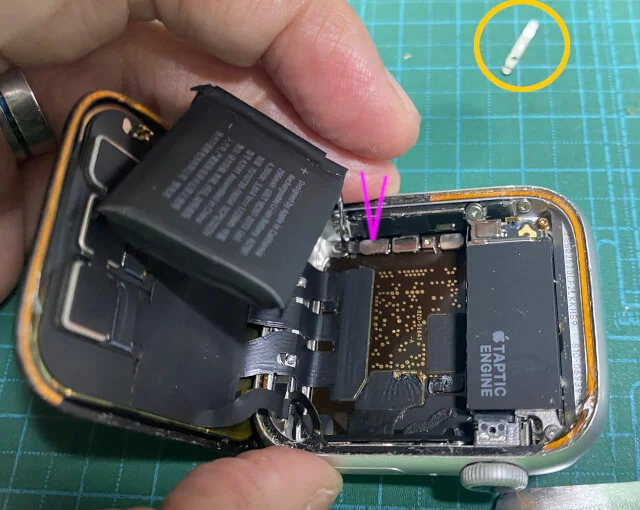 バッテリーのコネクタを外す