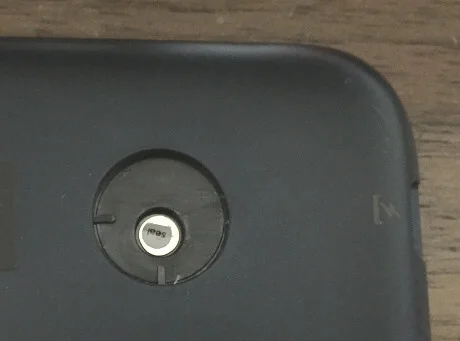 キーボード付きタブレットPC（ASUS t90chi）のゴム足を取ったところ