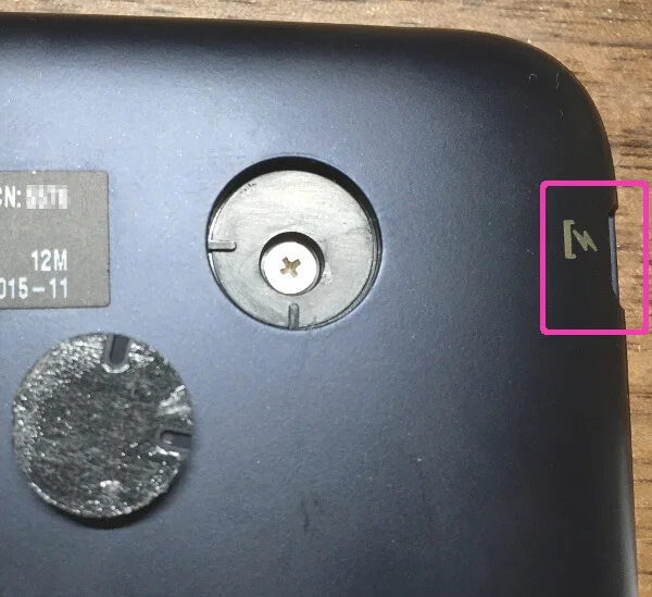 キーボード付きタブレットPC（ASUS t90chi）のゴム足とシールの下にあるネジ