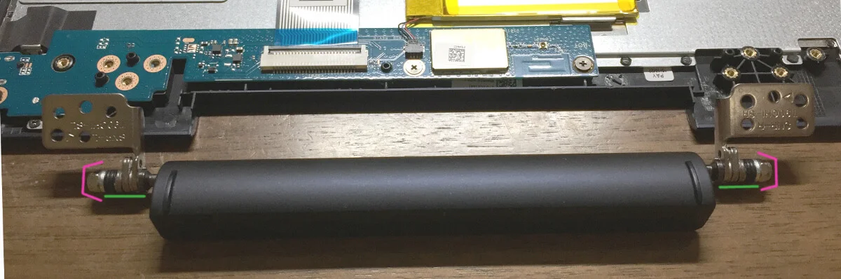 キーボード付きタブレットPC（ASUS t90chi）のヒンジ部分を分解する