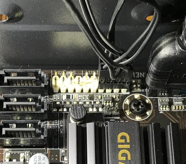 B450M-DS3Hのフロントパネルのケーブルをつなげた