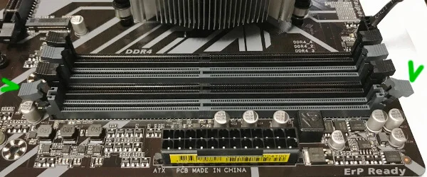 メモリ差込口のレバーを押し広げる