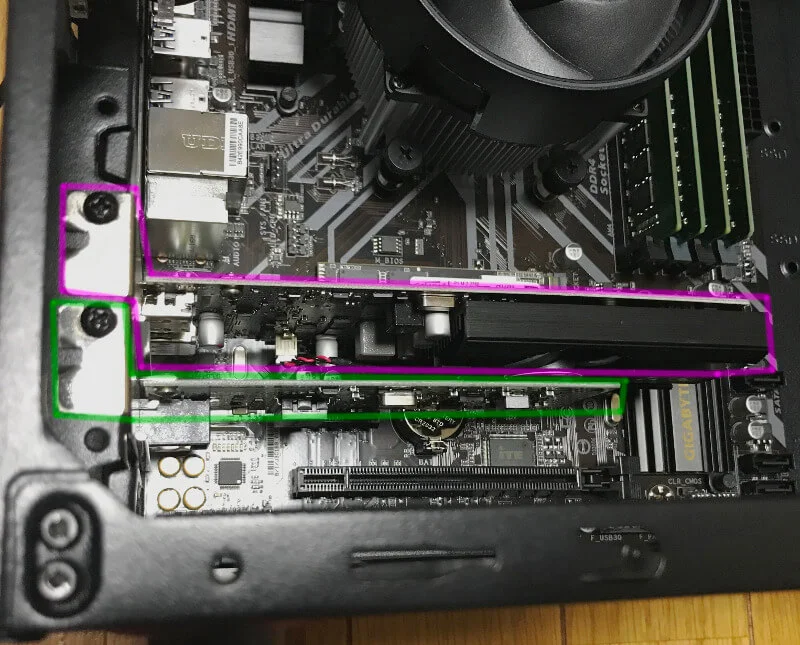 マザーボードにビデオカードとLANカードを挿す