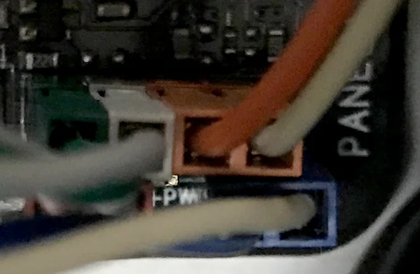 B550M
PRO4マザーボードのシステムパネルのケーブルを差し込んだところ