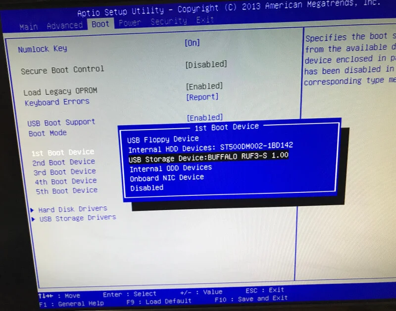 BIOS設定画面の「BOOT」タブで起動させるメディアをUSBに変更する