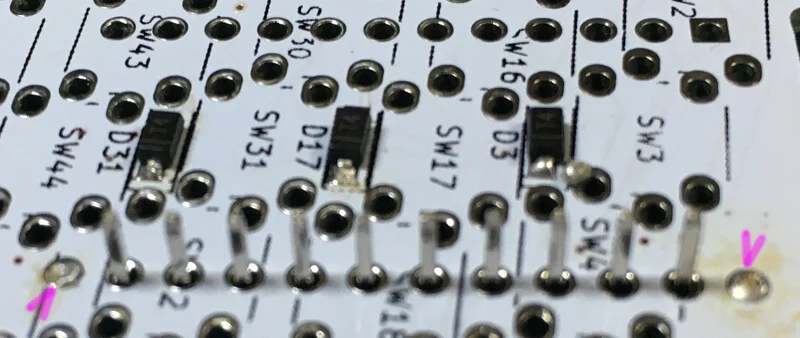 両端をはんだ付けしたピンヘッダ