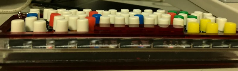 キーボードの高さをよく見ると…