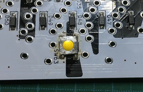 リセットボタンをはんだ付けする