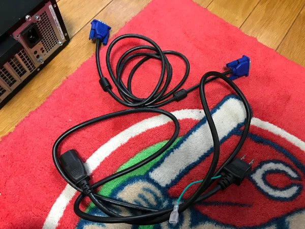 中古で購入したDELLのVostro3800を起動するためのモニターケーブルと電源ケーブル