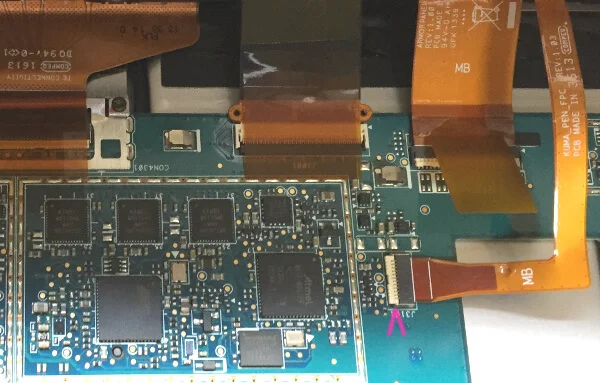 ノートパソコン分解してケーブルを外す時はレバーを上げ下げする