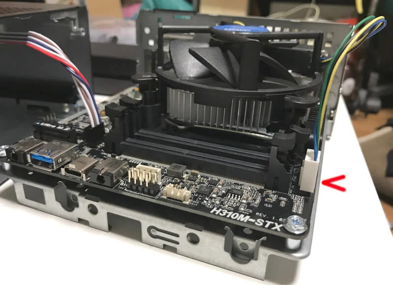 deskminiのファンケーブルを挿すところ