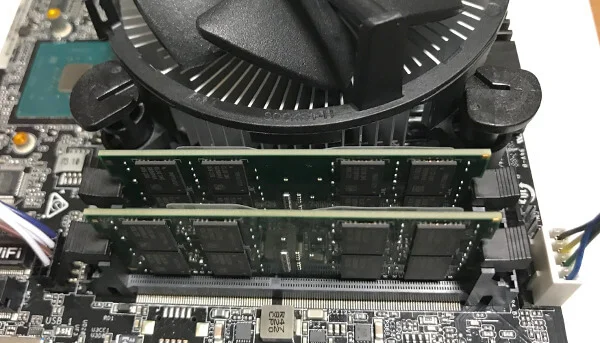 deskminiにメモリを挿したところ