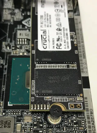 M.2のSSDをネジ止めする