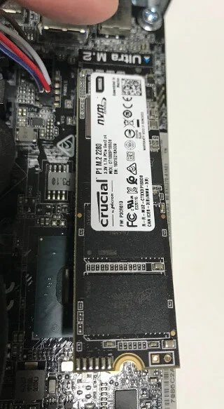M.2のSSDを挿す