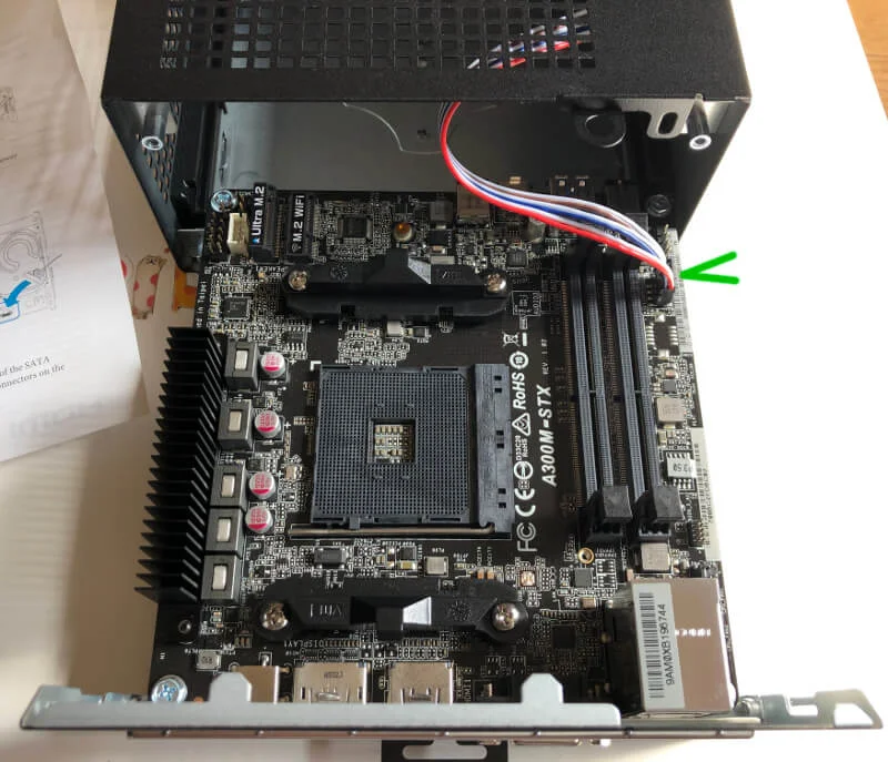 RyzenでDeskMiniが使えるA300でマザーボードを取り出す前にケーブルを抜く
