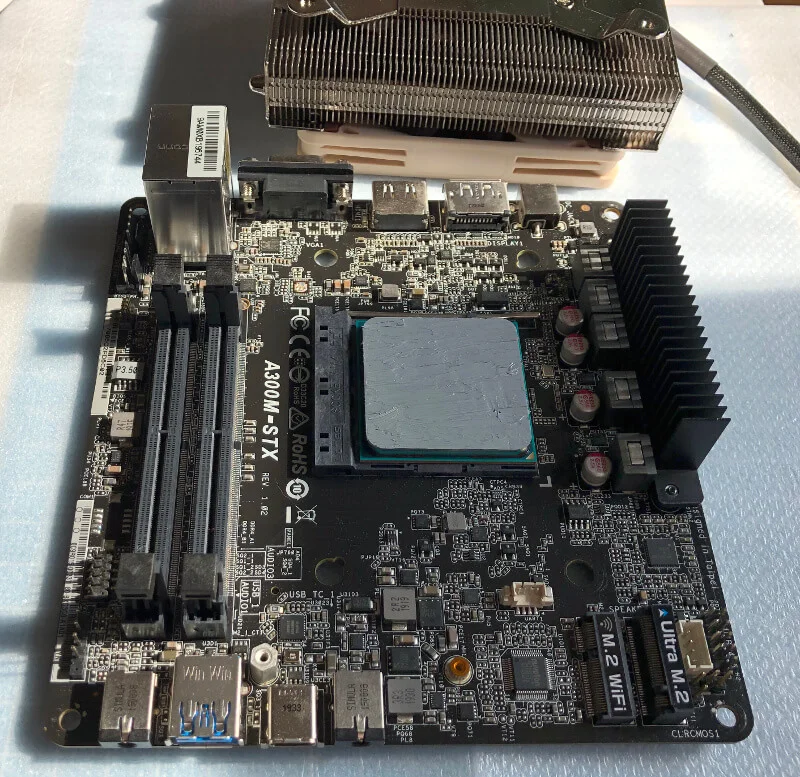 RyzenでDeskMiniが使えるA300でCPUにグリスを塗る