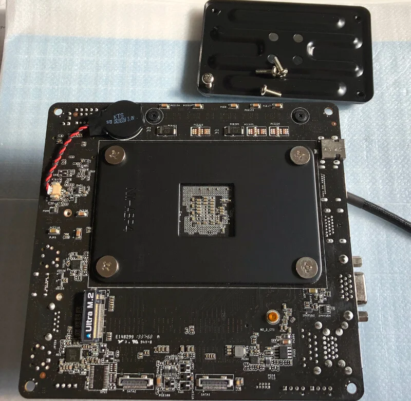 RyzenでDeskMiniが使えるA300でCPUクーラーをM/Bの裏からネジ止めする