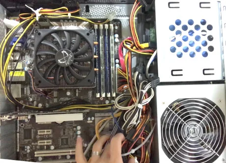 電源を入れ替える前のケース内部