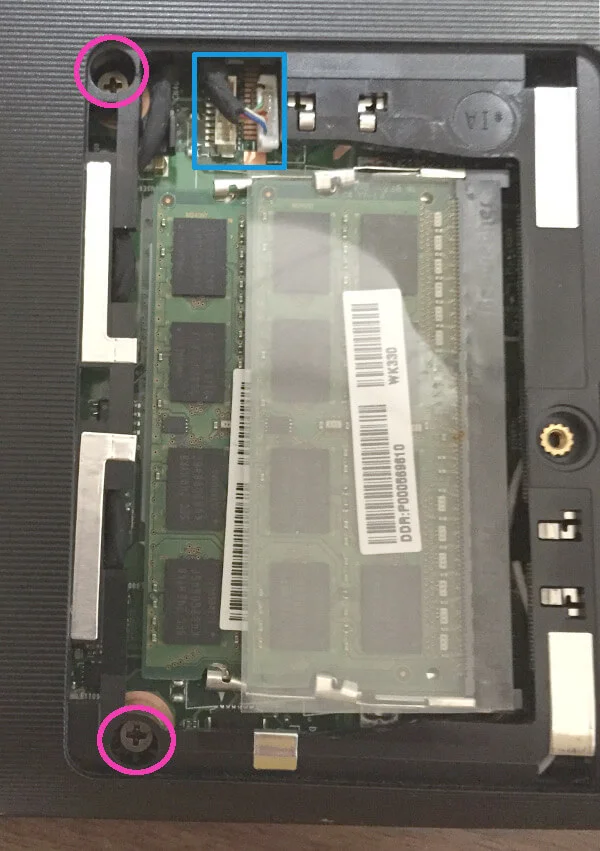 Dynabook T653メモリのフタを開けたところ