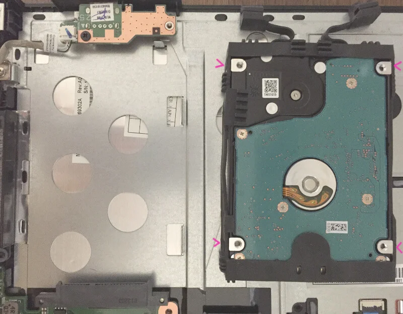 Dynabook T653でHDDのカバーをはずす