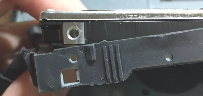 Dynabook T653でHDDカバーから爪を外したところ