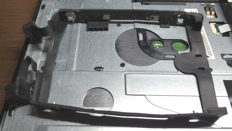 Dynabook T653のHDDのゴムカバー