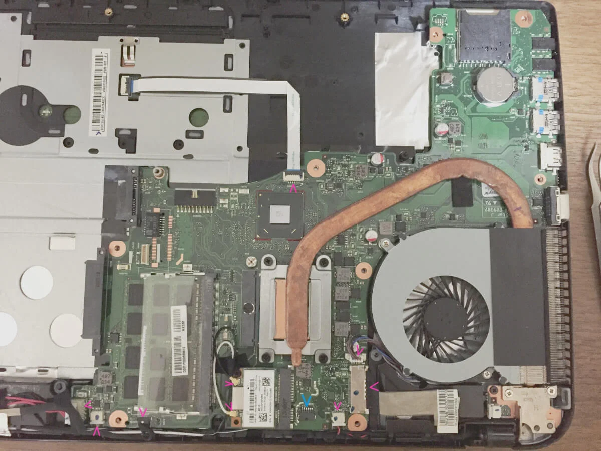 Dynabook T653のマザーボードを外す