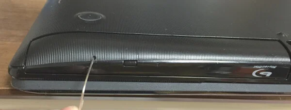 Dynabook T653のドライブのエマージェンシーホール