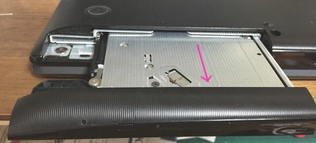 Dynabook T653ドライブを手前に引く