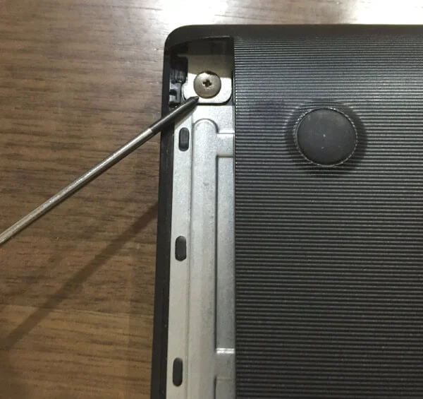 Dynabook T653ドライブ内のネジも外す