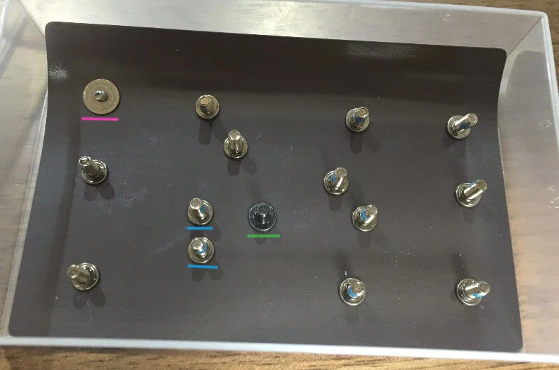 Dynabook T653の底面を開けるために外したネジ