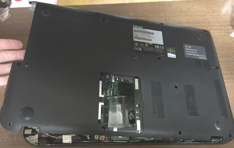 Dynabook T653底面のカバーを外す