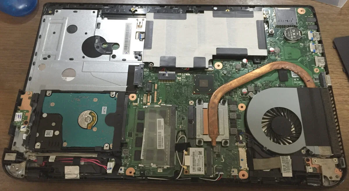 Dynabook T653底面のカバーを外したところ