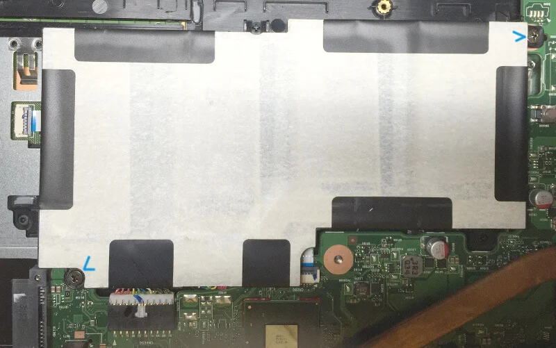 Dynabook T653でバッテリーのネジを外す