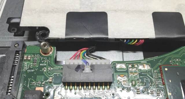 Dynabook T653でバッテリーケーブルを外す