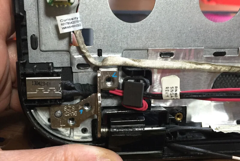 Dynabook T653のヒンジ部分（１）